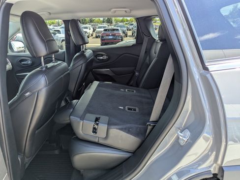 Used 2019 Jeep Cherokee Latitude Plus w/ Cold Weather Group AWD/4WD image 31