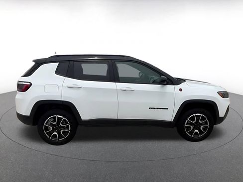 Used 2025 Jeep Compass Trailhawk AWD/4WD image 9