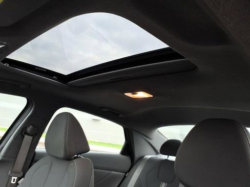 Used 2025 Hyundai Elantra SEL image 17