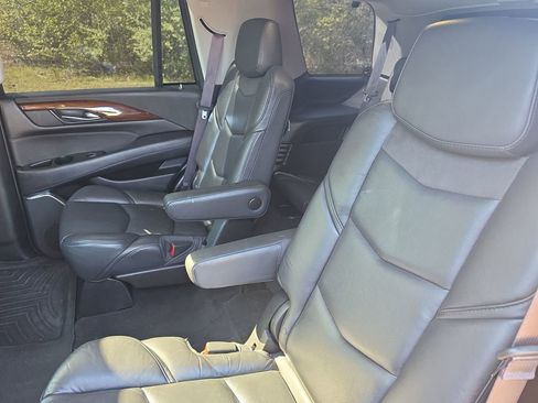 Used 2017 Cadillac Escalade Luxury AWD/4WD image 5