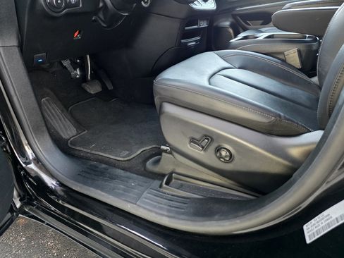 Used 2025 Chrysler Pacifica Select FWD image 41