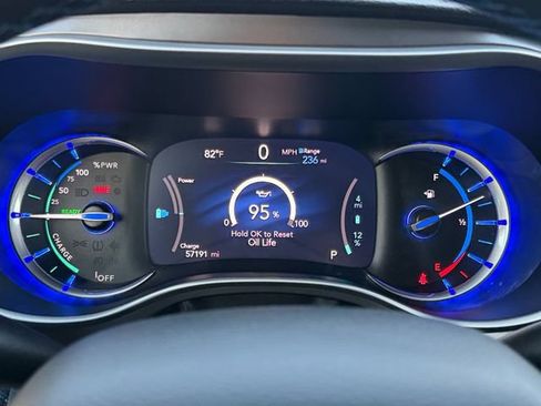 Used 2021 Chrysler Pacifica Touring w/ Cold Weather Group FWD image 21