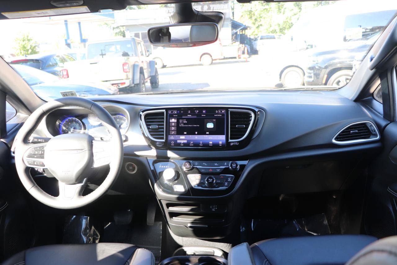 Used 2027 Chrysler Pacifica Select FWD image 18