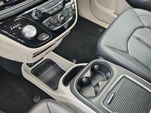 Used 2024 Chrysler Pacifica Limited FWD image 28