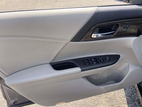 Used 2016 Honda Accord Touring image 12