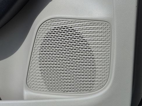 Used 2024 Chrysler Pacifica Touring-L FWD image 16