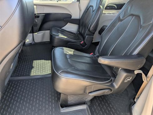 Used 2018 Chrysler Pacifica Limited image 32