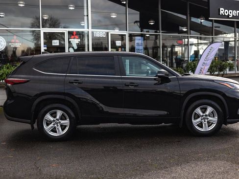 Used 2024 Toyota Highlander LE AWD/4WD image 7