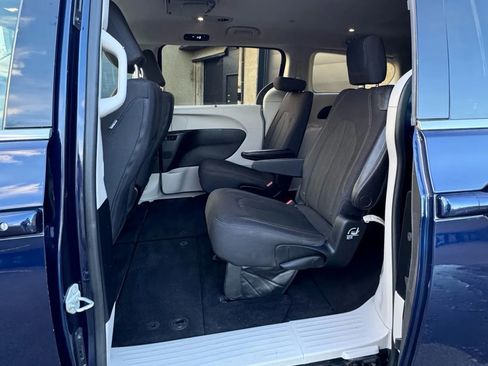 Used 2018 Chrysler Pacifica Touring Plus image 14