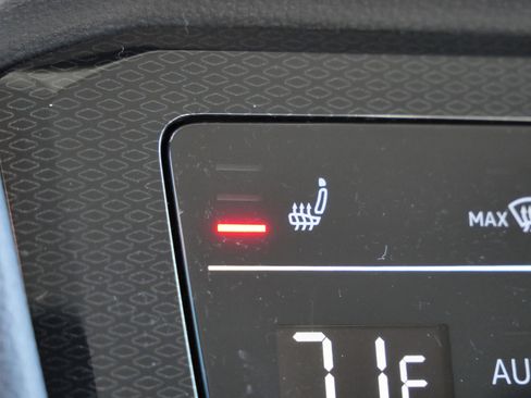 Certified 2025 Volkswagen Taos SE image 31