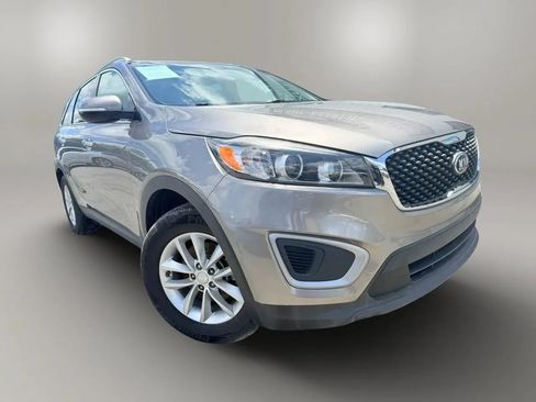 Used 2018 Kia Sorento FWD image 2