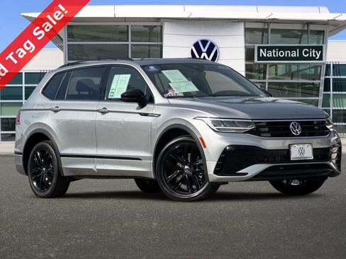 Certified 2022 Volkswagen Tiguan SE R-Line image 2