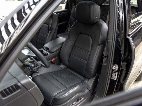 Certified 2023 Porsche Cayenne Platinum Edition AWD/4WD image 5
