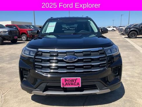 Used 2025 Ford Explorer Active image 2