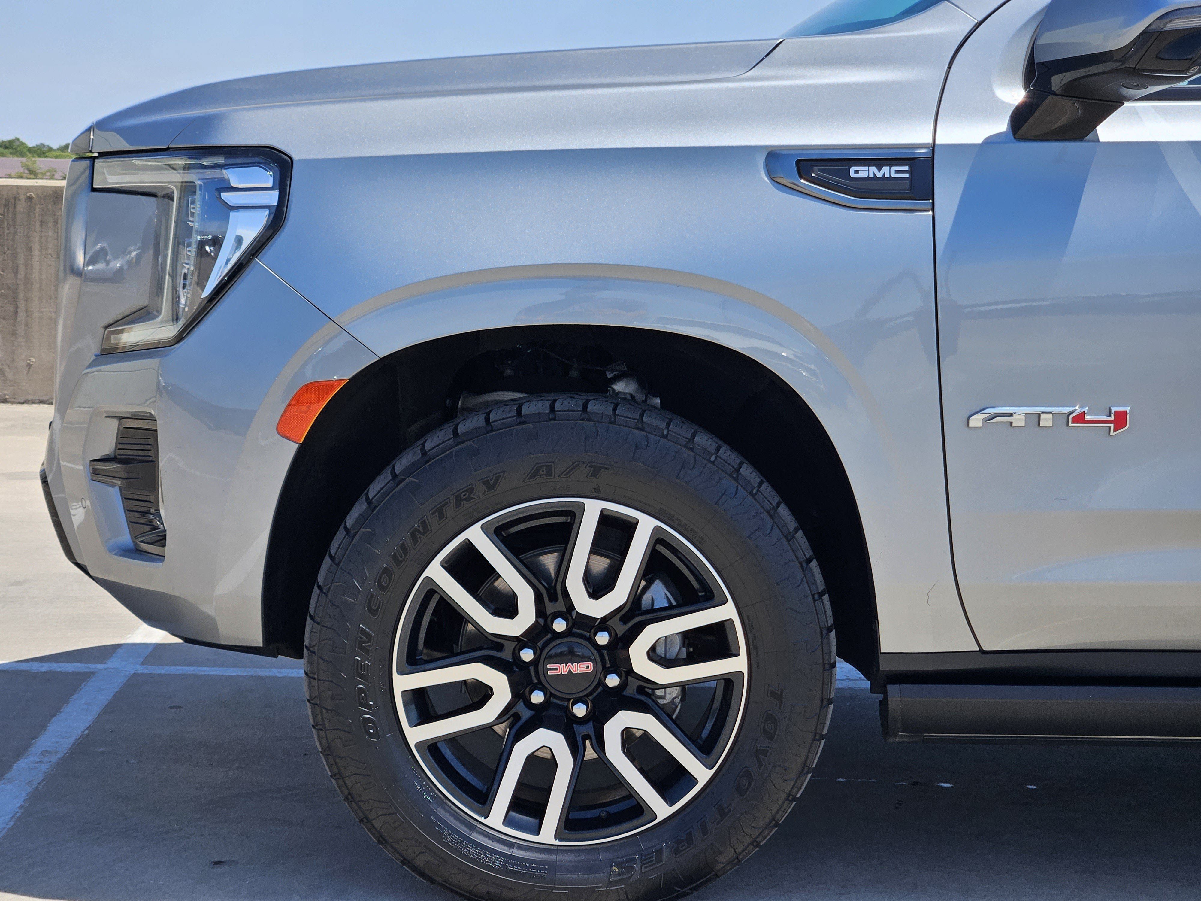 Used 2024 GMC Yukon AT4 w/ Technology Package AWD/4WD image 13