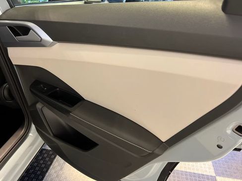 Certified 2025 Volkswagen Taos SE FWD image 13