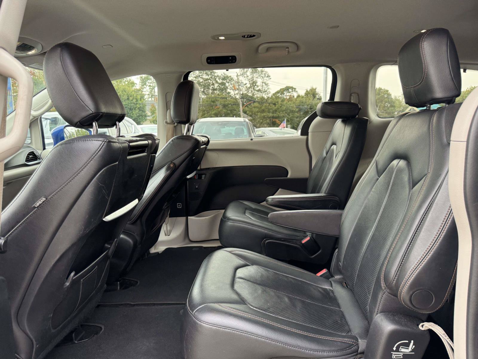 Used 2018 Chrysler Pacifica Touring-L Plus FWD image 9