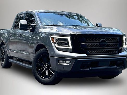Used 2023 Nissan Titan SV w/ SV Convenience Package RWD image 2