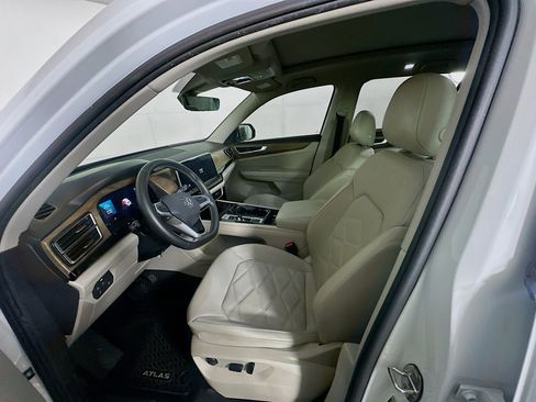 Used 2024 Volkswagen Atlas SE w/ Panoramic Sunroof Package FWD image 13
