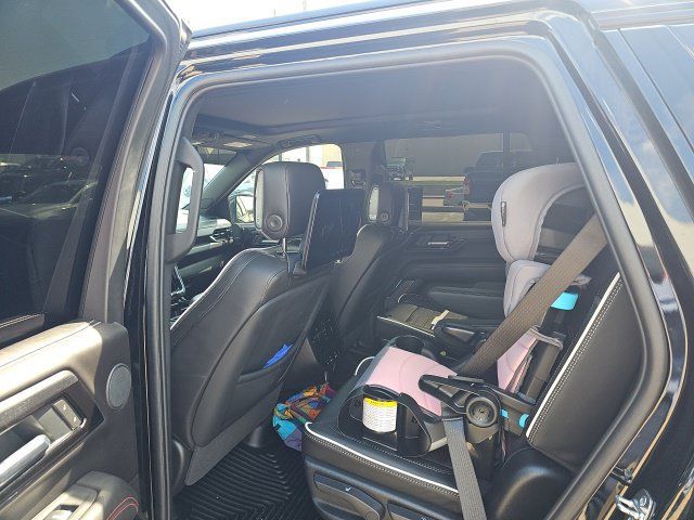 Used 2025 GMC Yukon AT4 Ultimate AWD/4WD image 3