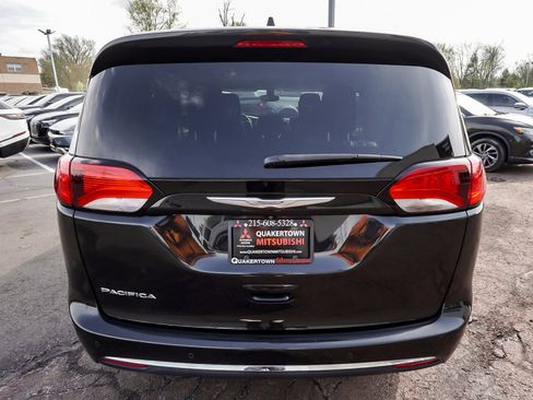 Used 2017 Chrysler Pacifica Touring-L Plus FWD image 5