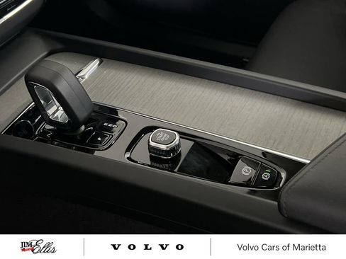 Used 2025 Volvo XC60 B5 Plus image 19