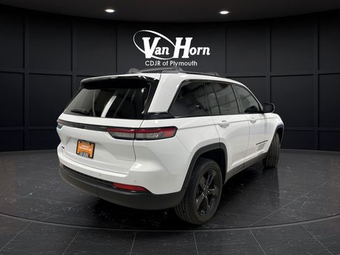 Used 2025 Jeep Grand Cherokee Altitude AWD/4WD image 3