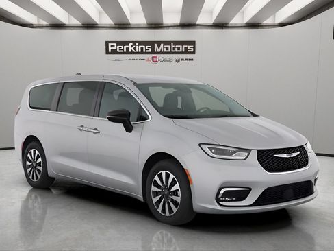 Used 2024 Chrysler Pacifica Limited FWD image 8