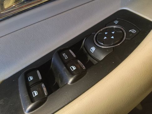 Used 2016 Ford Taurus SE image 27