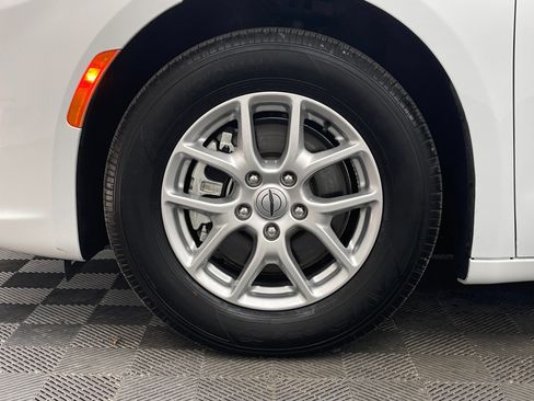 Used 2025 Chrysler Pacifica Select FWD image 12