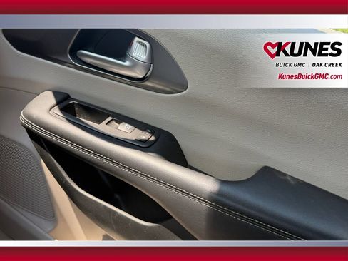 Used 2024 Chrysler Pacifica Touring-L FWD image 38