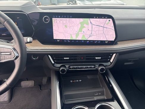 Used 2025 Chevrolet Suburban High Country image 6