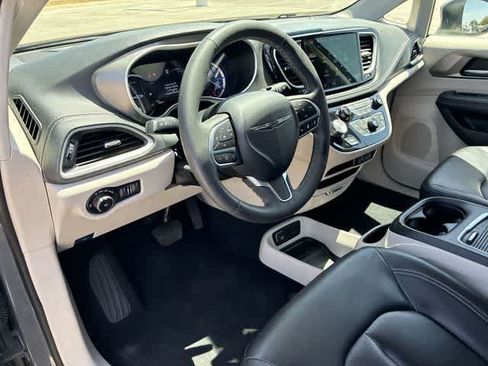 Used 2023 Chrysler Pacifica Touring-L FWD image 2