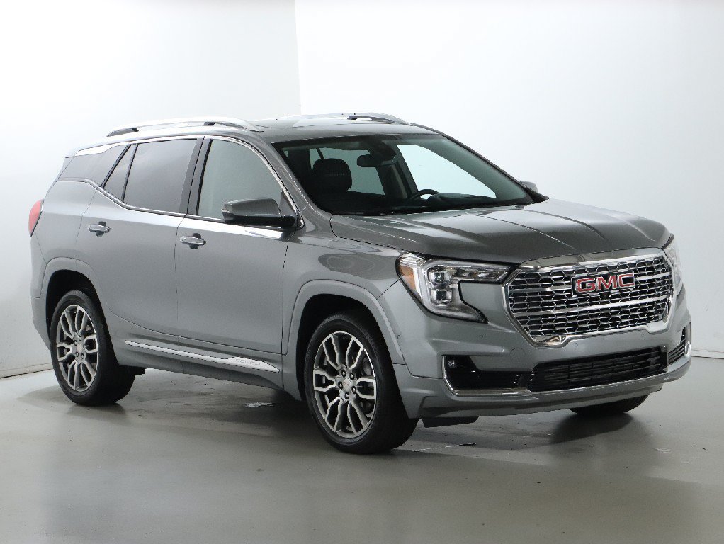 Used 2024 GMC Terrain Denali w/ Denali Premium Package AWD/4WD image 9