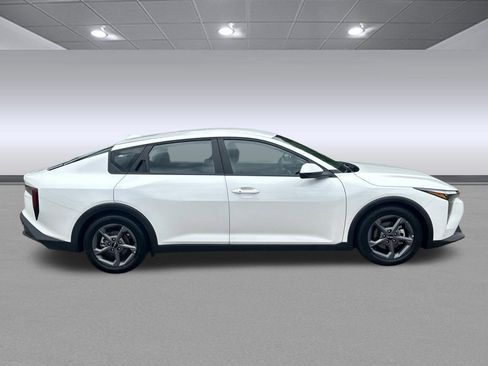Used 2025 Kia K4 FWD image 2