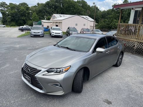 Used 2017 Lexus ES 350 w/ Luxury Package FWD image 4