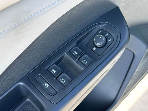 New 2026 Volkswagen Taos SE image 11