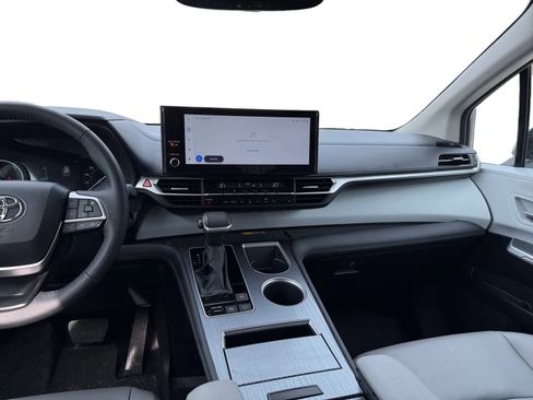 Used 2025 Toyota Sienna XLE image 11