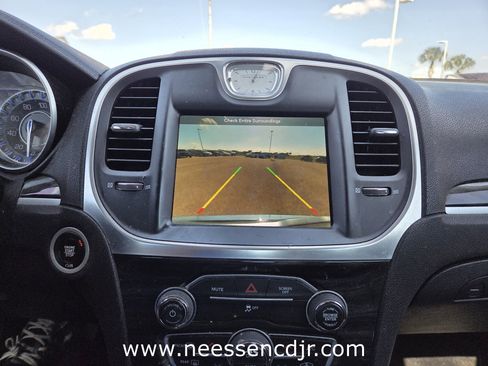 Used 2017 Chrysler 300 Limited image 9