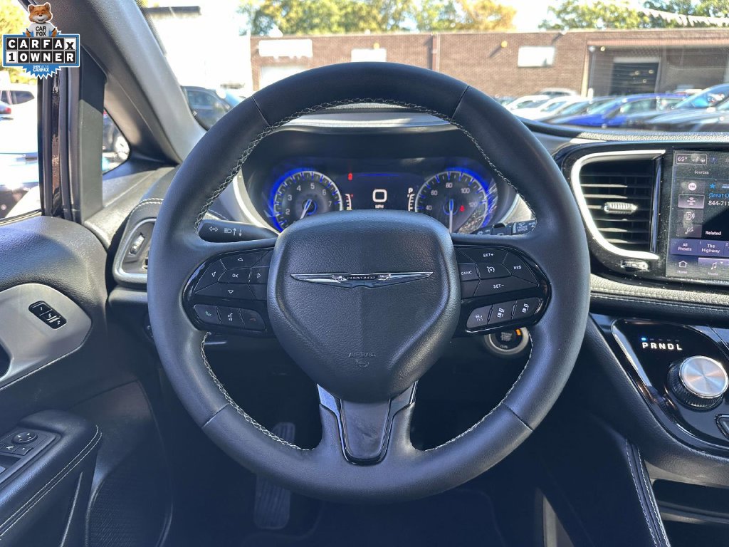 Used 2025 Chrysler Pacifica Limited FWD image 13