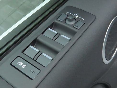 Used 2025 Land Rover Discovery S AWD/4WD image 24