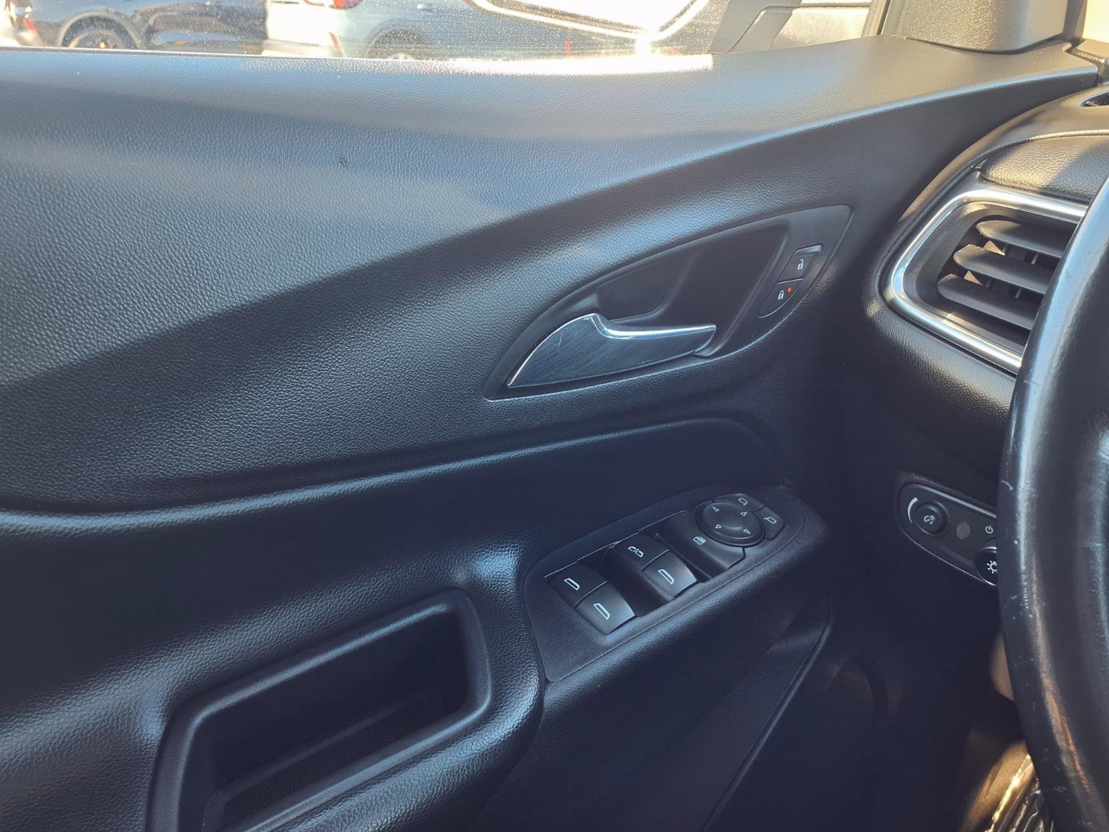 Used 2018 Chevrolet Equinox LT FWD image 19