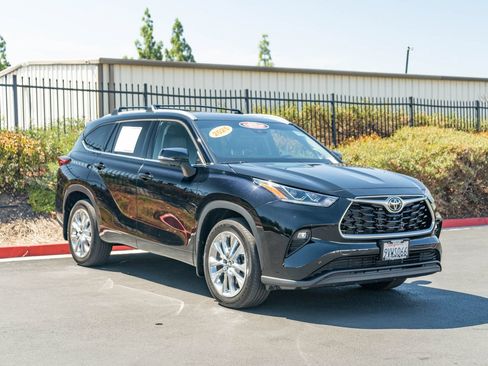 Certified 2025 Toyota Highlander Limited FWD image 3