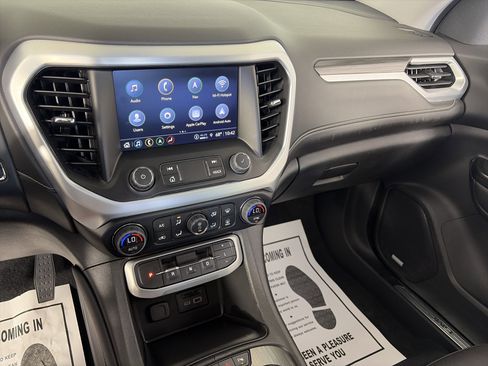 Used 2023 GMC Acadia SLT w/ Technology Package AWD/4WD image 4