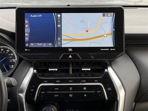 Used 2022 Toyota Venza XLE image 19