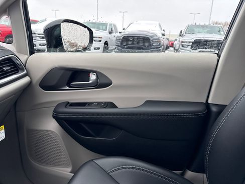 Used 2024 Chrysler Pacifica Touring-L image 26