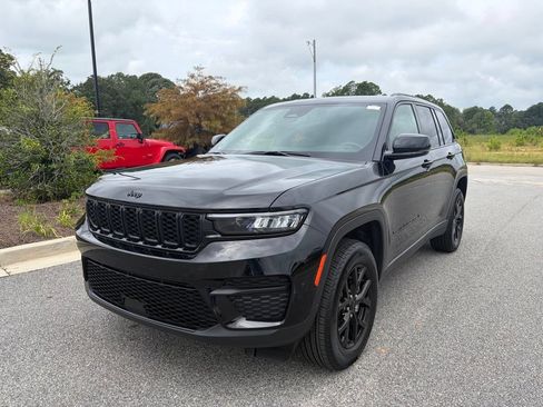 Used 2025 Jeep Grand Cherokee Altitude RWD image 55