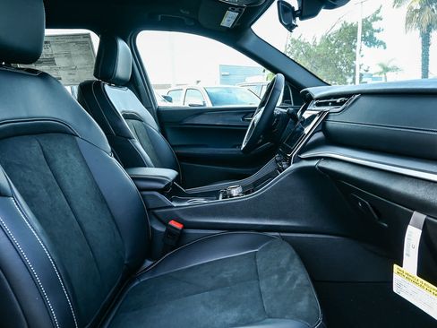 New 2025 Jeep Grand Cherokee Altitude image 23