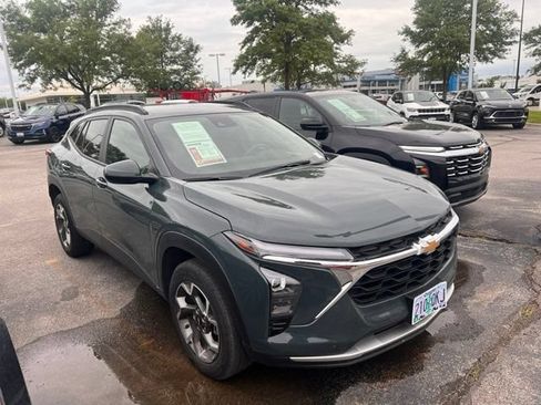 Used 2025 Chevrolet Trax LT FWD image 1