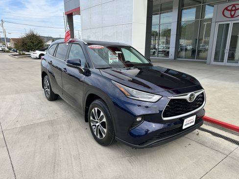 Certified 2021 Toyota Highlander XLE image 2